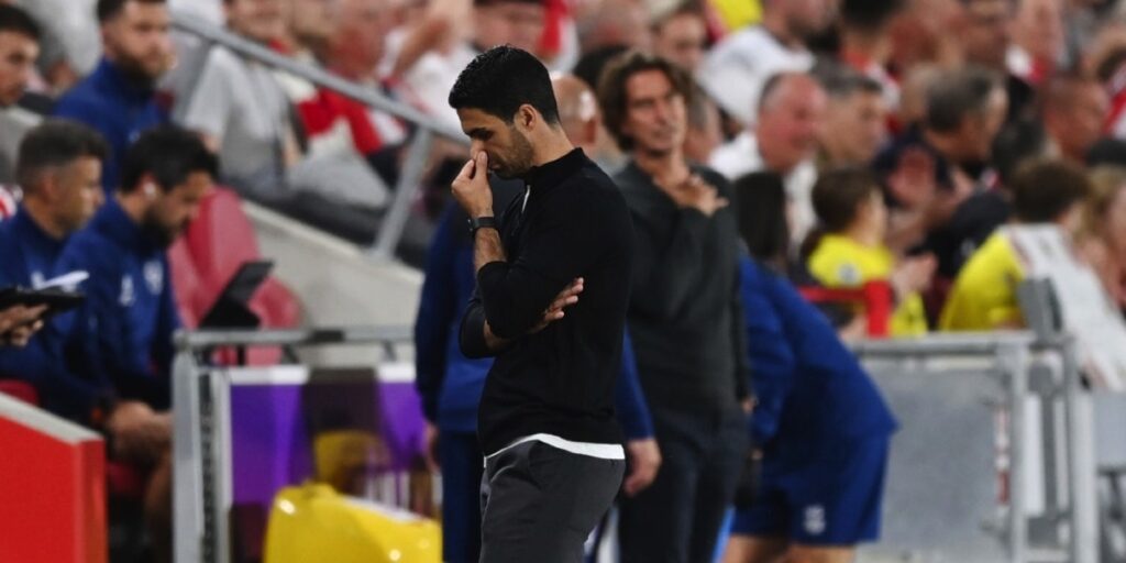 Arteta trong trận thua trước Brentford