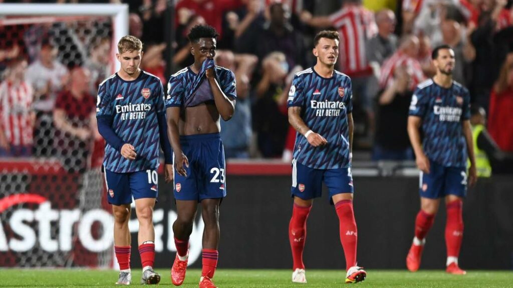 Arsenal trong trận thua 0 - 2 trước Brentford