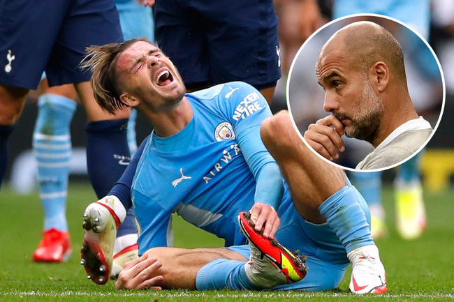 Jack Grealish bị phạm lỗi trong trận đấu Man City với Tottenham