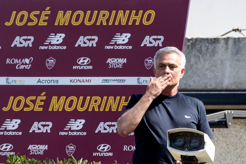 Jose Mourinho với nụ hôn dành cho Roma