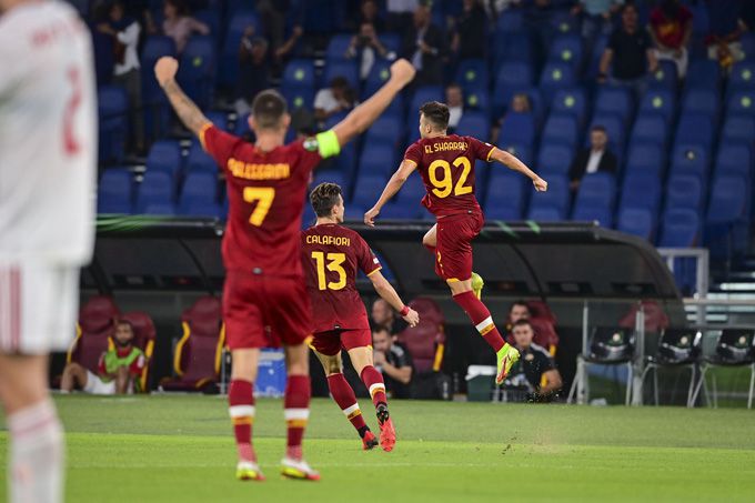 Các cầu thủ Roma ăn mừng bàn thắng