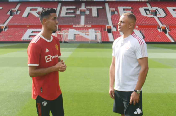 Ronaldo thăm sân Old Trafford trước trận ra mắt