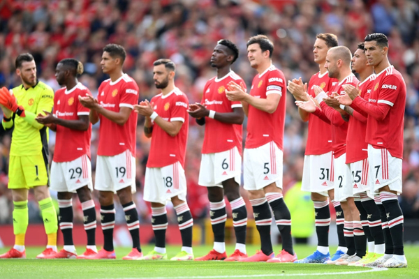 Sau 12 năm, anh lại bước ra sân Old Trafford trong màu áo đỏ