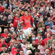 CĐV Man Utd hết mình cổ vũ Ronaldo ghi bàn