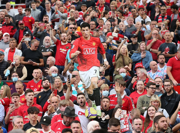 CĐV Man Utd hết mình cổ vũ Ronaldo ghi bàn