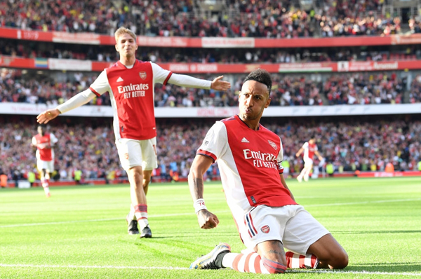 Aubameyang ăn mừng cảm xúc sau khi nhân đôi cách biệt cho Arsenal