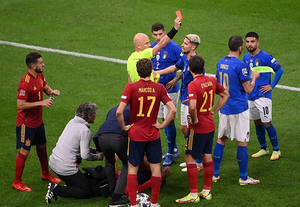 Bonucci dính thẻ đỏ