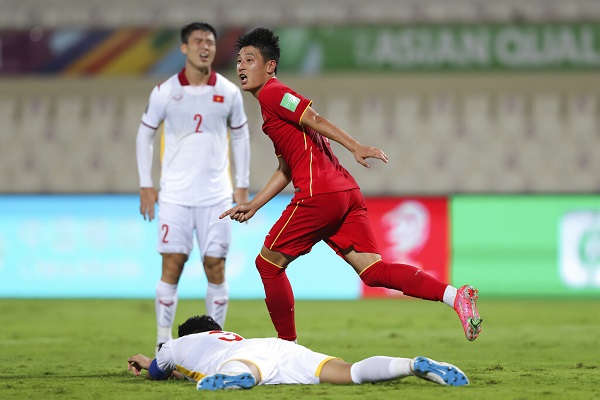 Wu Lei ghi bàn thắng ở phút bù giờ cuối cùng giúp Trung Quốc thắng 3-2 đầy kịch tính