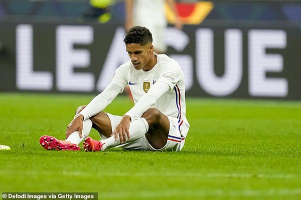 Varane ngồi bệt xuống sân vì bị đau