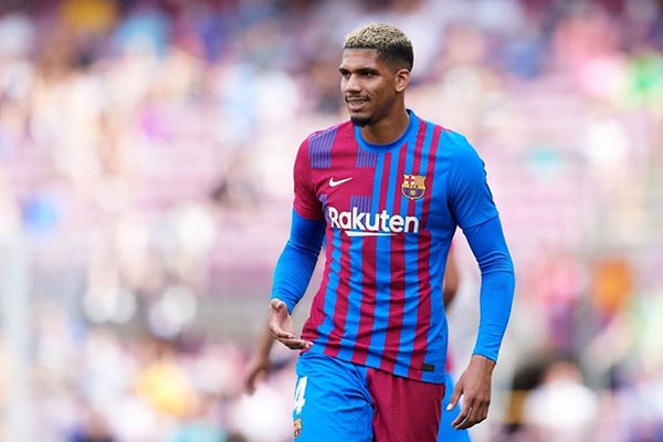 Araujo là trung vệ thi đấu tốt nhất của Barca từ đầu mùa này