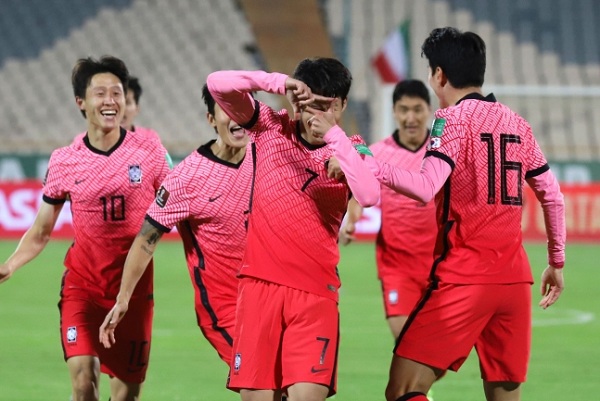 Son Heung-min ăn mừng mở tỉ số cho Hàn Quốc