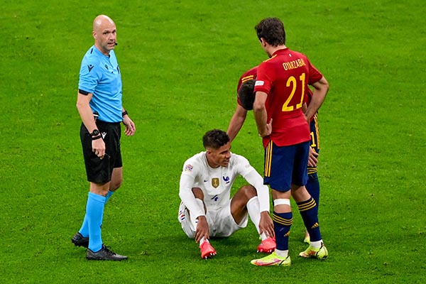 Varane ngồi bệt xuống sân vì bị đau