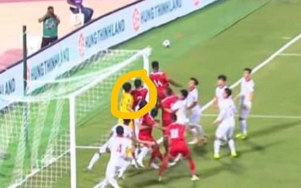 Bàn thắng nâng tỉ số lên 2-1 của Oman ở đầu hiệp 2 cũng gây tranh cãi