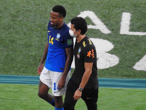 Militao nhăn nhó rời sân ở trận hòa Colombia