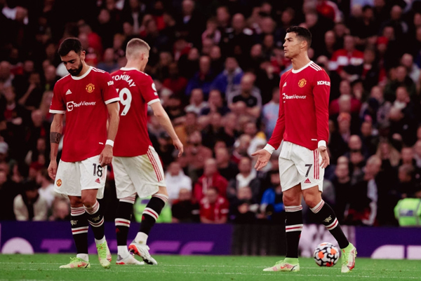 Lần đầu tiên trong lịch sử Premier League M.U để thua 0-4 sau hiệp 1