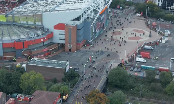 CĐV M.U lũ lượt rời Old Trafford sau hiệp 1