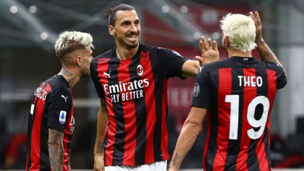 AC Milan đang bay cao trên đầu BXH cùng Napoli