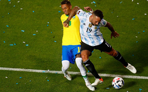 Tình huống phạm lỗi dẫn đến tranh cãi của Nicolas Otamendi bên phía Argentina