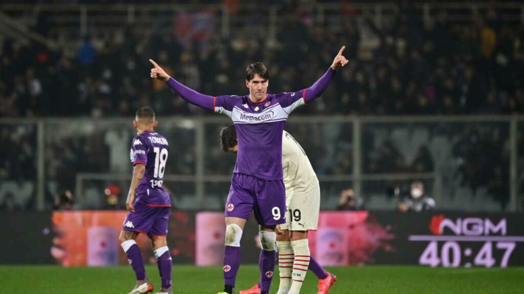 Vlahovic có cú đúp cho Fiorentina trong trận gặp AC Milan