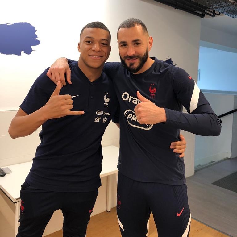mbappe-chup-anh-cung-benzema-bongdavn.net