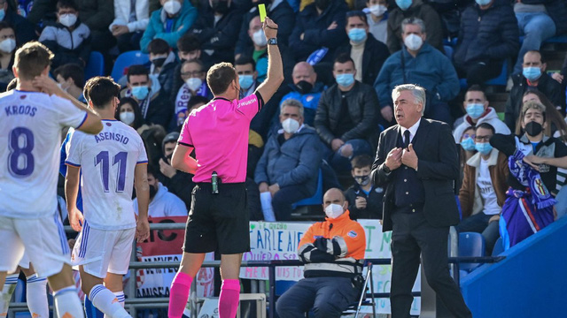 ancelotti-nhan-the-vang-bongdavn.net