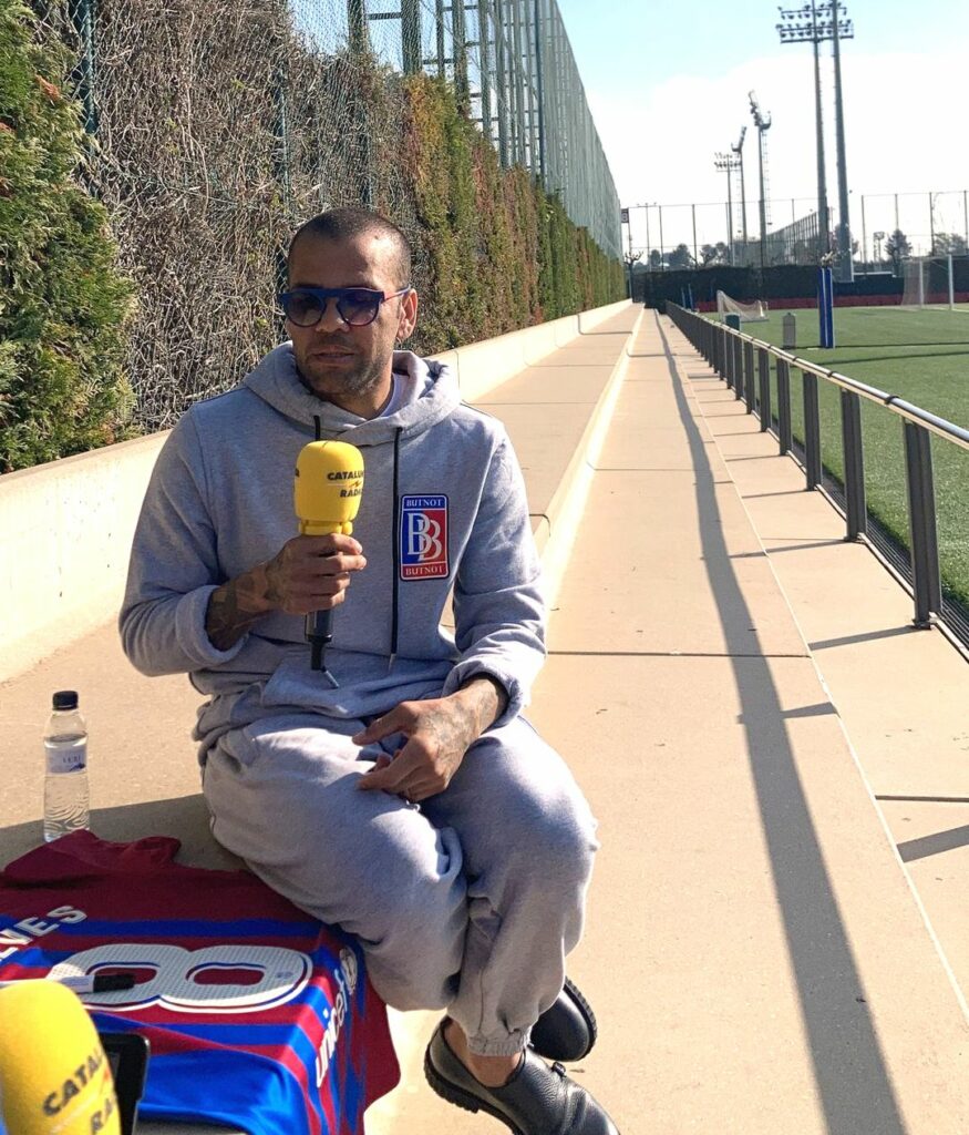 dani-alves-tra-loi-phong-van-bongdanv.net