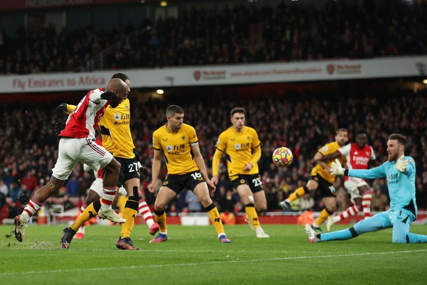Pha phản lưới nhà của Sa ấn định chiến thắng 2-1 cho Arsenal