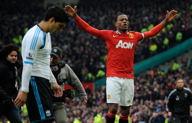 Patrice Evra ăn mừng ngay bên cạnh Suarez sau chiến thắng năm 2011