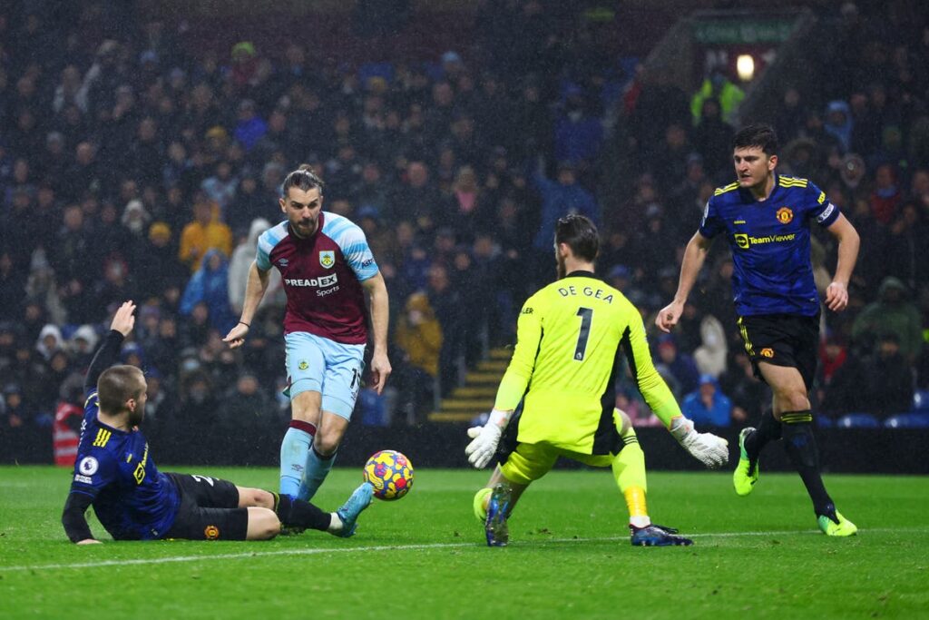 Man United gây thất vọng khi để đội chót bảng Burnley cầm chân