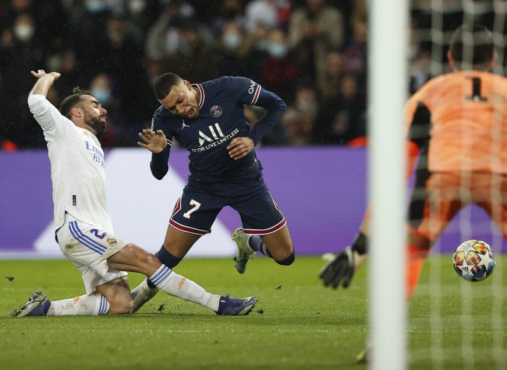 mbappe-bi-pham-loi-trong-vong-cam-real-bongdavn.net