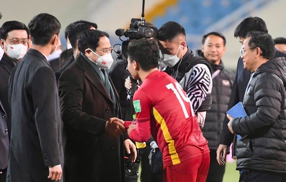 thu-tuong-xuong-san-chia-vui-cung-cac-cau-thu-bongdavn.net