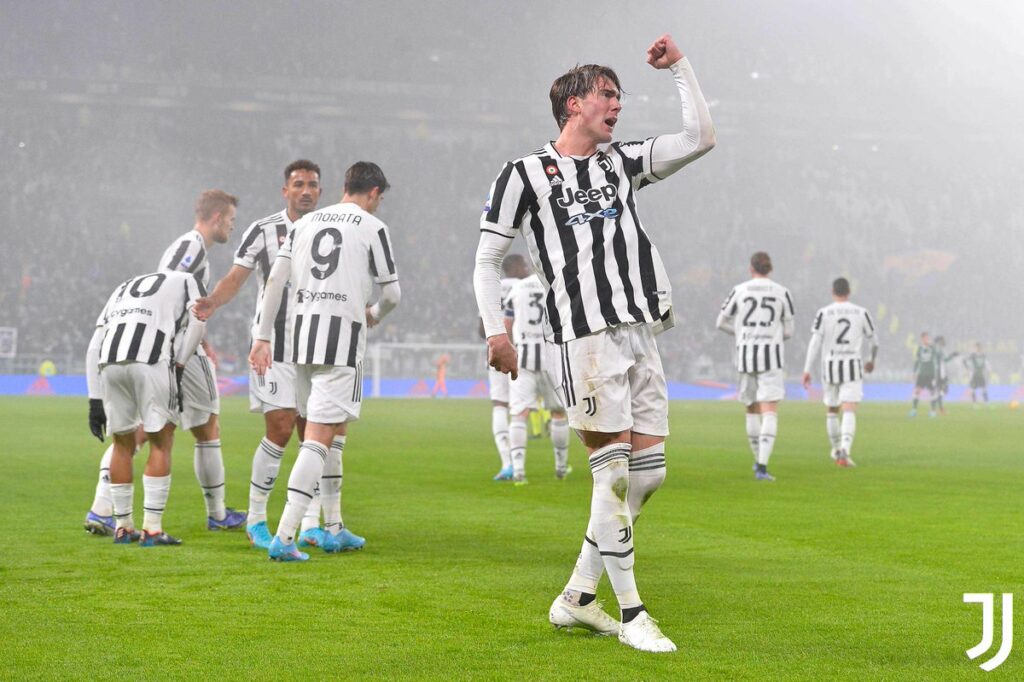 vlahovic-toa-sang-trong-mau-ao-juventus-bongdavn.net